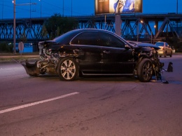 В Днепре на Набережной Заводской Honda въехала в отбойник