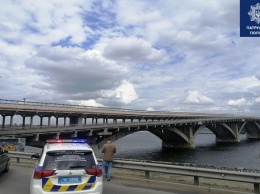 "Минеру" киевского моста Метро сообщили о подозрении