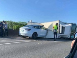 Tesla на автопилоте врезалась в перевернутый грузовик