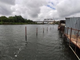 На Кошевой в Херсоне самовольно строят 40-метровый забор в воде: уже забито 12 свай