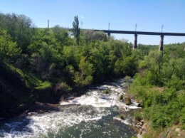 В Кривом Роге продолжается промывка реки Ингулец