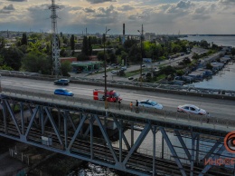 В Днепре мужчина прыгнул с Амурского моста и сам доплыл до берега