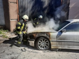 В Херсоне сгорел оставленный "на минутку" BMW