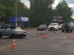 На Бериславке в Херсоне столкнулись два авто