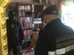 В Запорожье девушку-полицейскую облили серной кислотой