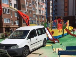 Под Киевом неадекват на машине разнес детскую площадку и сбежал (ФОТО)