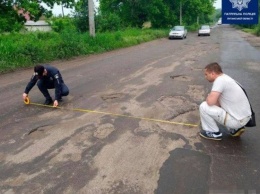 В Лисичанске патрульные замеряли лужи и выбоины на дорогах