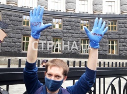 Под Кабмином прошел митинг ЛГБТ-активистов против полицейского насилия. Их хватило всего на 1 час