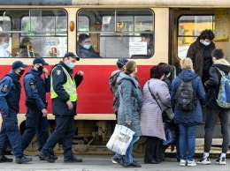 В Киеве пассажиры избили водителя трамвая за просьбу надеть маску - соцсети (видео)