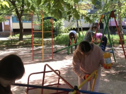 В Симферополе студотрядовцы привели в порядок детские площадки