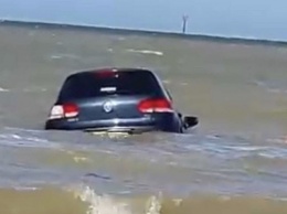 Британец бросился в море спасать тонущий VW Golf (ВИДЕО)