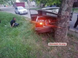 В Николаеве подозреваемый в воровстве, убегая на автомобиле от погони, врезался в дерево (ФОТО)