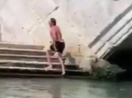 Туристов выгнали из Венеции за купание Гранд-канале