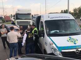 Полиция задержала взяточников из "Укртрансбезопасности", которые обложили "данью" перевозчиков (фото, видео)