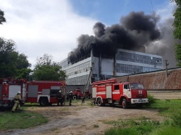 В Запорожье масштабный пожар: горит обувная фабрика, - ФОТО, ВИДЕО