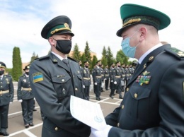 Почти 340 офицеров окончили обучение в Национальной академии Госпогранслужбы (фото)