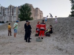 Спасли чудом: в Киеве девочку во время игры засыпало песком. ВИДЕО