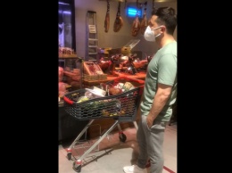 Соцсети обсуждают, как Зеленский скупился в продуктовом магазине (видео)