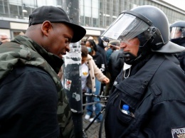 Демонстрация против расизма в Берлине: 28 полицейских травмированы - СМИ