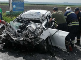 В ДТП на трассе Днепр-Никополь погибла молодая пара: их 2-летняя дочь пережила операцию и нуждается в помощи