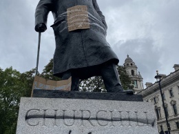 На акциях протеста в Британии разрисовали монумент Черчиллю и утопили памятник филантропу-работорговцу