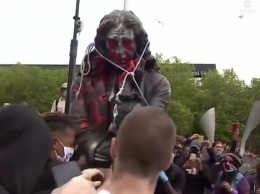 В Великобритании протестующие против расизма сбросили с пьедестала статую работорговца