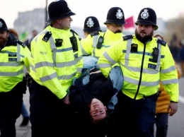В Великобритании демонстранты уничтожают памятники - Джонсон обвинил их в дискредитации протестов