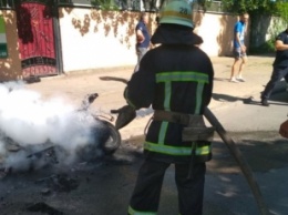 В Никополе на центральном проспекте полностью сгорел мотоцикл: фото