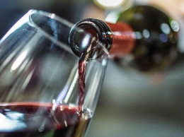 Во Франции 2 млн. гектолитров нераспроданного вина «перегонят» в антисептики