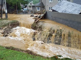 Вода достигала метра в высоту. В Чехии сильный паводок привел к затоплению сел и даже смерти человека. Фото