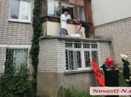 В Николаеве 90-летняя старушка выпала с третьего этажа