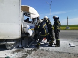 Под Днепром мужчину зажало в грузовом автомобиле в результате аварии: фото