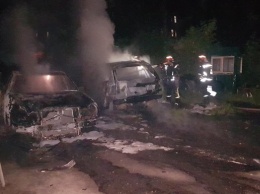 В Киеве пожар уничтожил два автомобиля