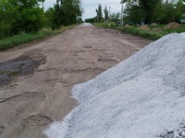 «Шлаковый» ремонт дорог на Херсонщине продолжается