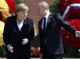 Меркель обсудила с Путиным выполнение договоренностей парижского саммита по Донбассу