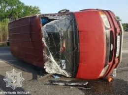Под Днепром на трассе жестко столкнулись ВАЗ и Ford: микроавтобус перевернулся, пострадал водитель (фото)