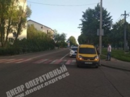 В Днепре на Рабочей Renault сбил женщину на пешеходном переходе: фото