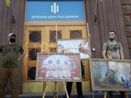 Сторонники Порошенко принесли под ГБР картины