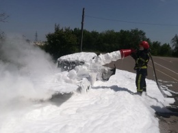 За сутки николаевские спасатели потушили автомобиль, загоревшийся на ходу, и три хозпостройки (ФОТО)