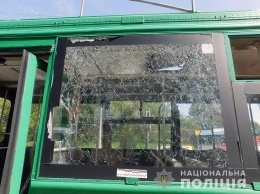 В Киеве мужчина бросил камень в окно троллейбуса и ранил женщину (фото)