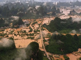 Китай затопило: более десятка погибших, разрушены тысячи домов