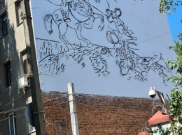 В Харькове на доме у консульства России нарисовали мурал с эмблемой контрразведки СБУ. Фото