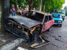 В Днепре на проспекте Гагарина сгорел ВАЗ: появилось видео