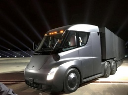 Илон Маск заявил, что электрический тягач Tesla Semi готов к массовому производству
