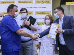 Медики Краматорска получили два современных аппарата ИВЛ от Фонда Рината Ахметова