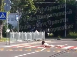 В Киеве голая женщина ползла через дорогу