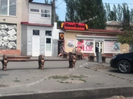 В Мелитополе у магазина двое выпивох устроили спа-салон (фото, видео)