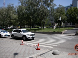 В Днепре на проспекте Поля Volkswagen сбил женщину с ребенком на пешеходном переходе