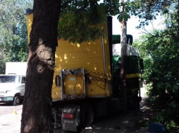 В Кривом Роге фура въехала в столб и заблокировала движение транспорта