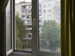 На Киевщине за сутки двое детей выпали из окон многоэтажек: один малыш погиб